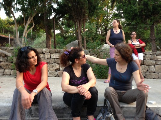 Grandes discussions à Byblos (Lina, May Al Jarah, May Scaff, Yasmina et Mayssa) (c) Yasmina Tippenhauer