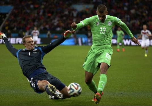 Manuel Neuer, révolutionnant le poste de gardien de but face à l'Algérie au Mondial 2014 (www.tagesspiegel.de)