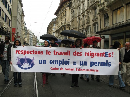 Depuis 1974, le Centre de Contact Suisses-Immigrés a joué un rôle central dans de nombreuses luttes pour les droits des immigrés. Ici, une présence du CCSI dans le cortège du 1er mai 2010. Crédit photo: Carlos Serra