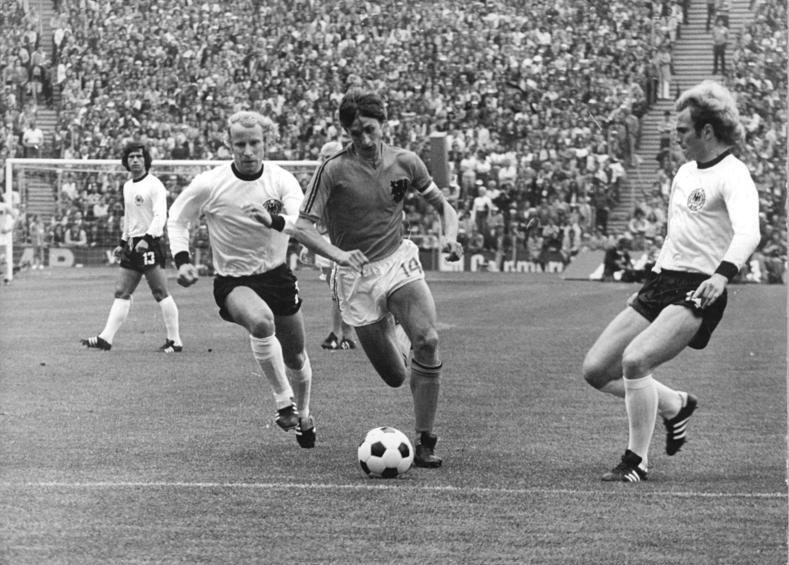 Yohan Cruyff, emblématique capitaine des Oranje, se faufile entre deux joueurs allemands lors de la finale de la Coupe du Monde 1974. © Photo Rainer Mittelstädt 