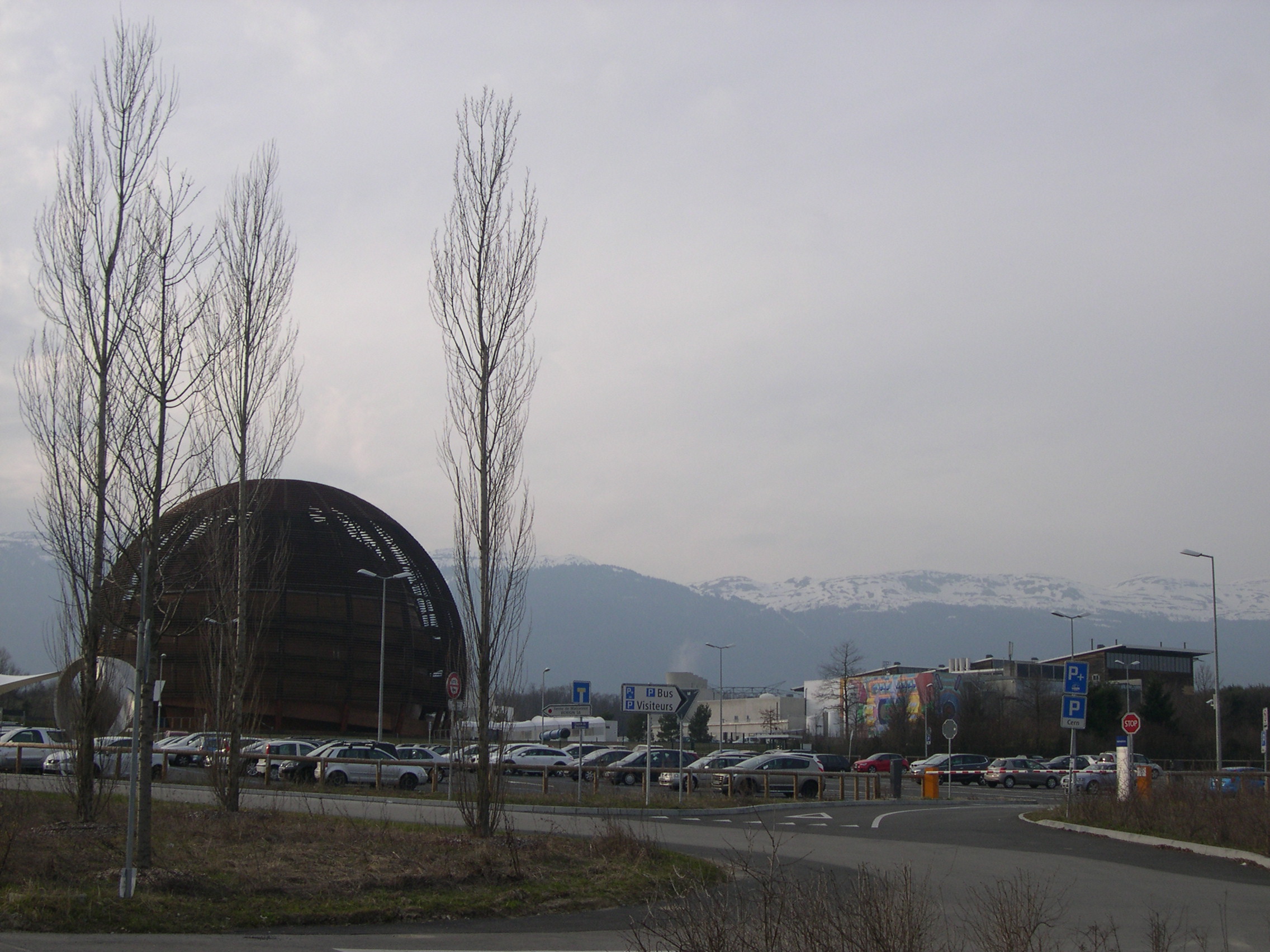Arrivée au CERN. Face à un paysage aussi féérique, le voyageur se sent transporté par la sensation d'être allé au bout de lui-même et de la Suisse à la fois. [JB Bing 2015]